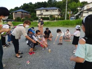 花火を行う子供達