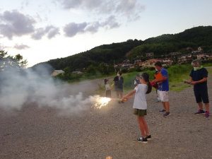 花火は人の居ない方を向け安全に