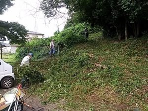 登山口の除草作業模様